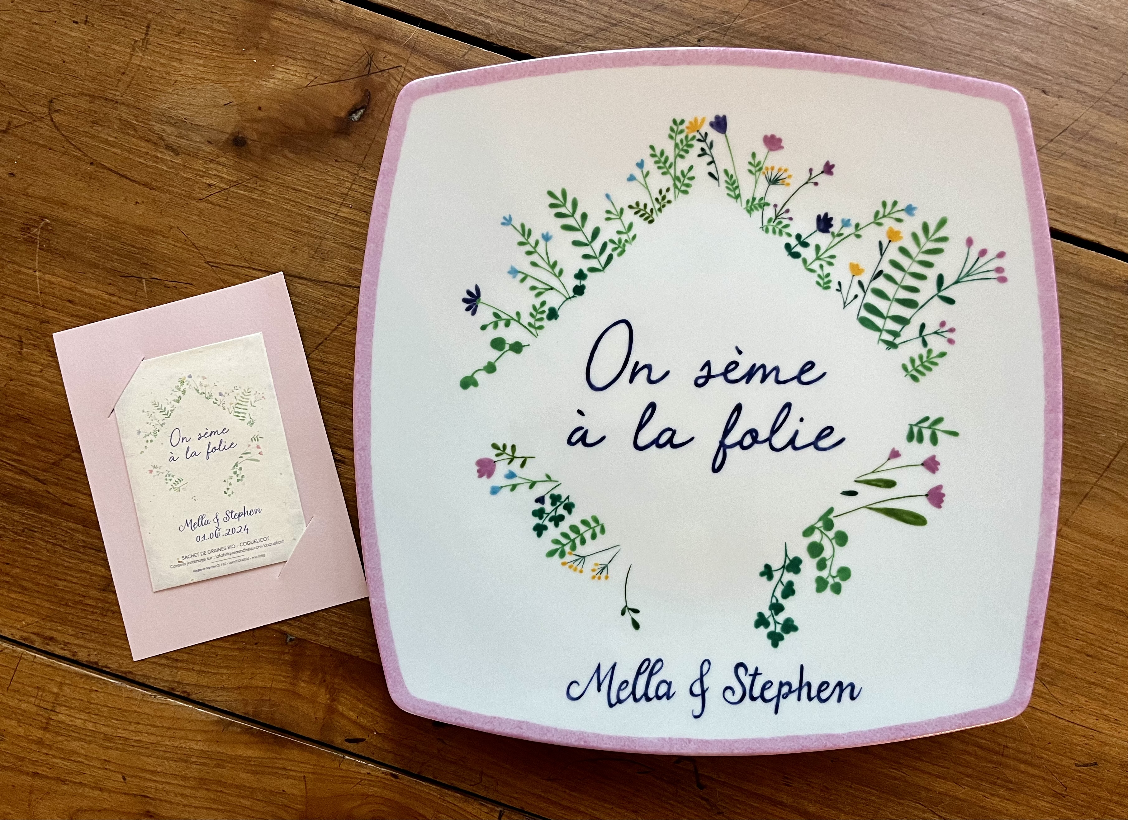 - Cadeau de mariage assiette plate rectangle ou carrée en porcelaine personnalisée d'après le faire-part de mariage.